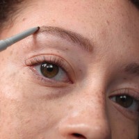 Карандаш для бровей Clinique Quickliner for Brows 04 Deep Brown фото №2 — интернет-магазин Desire.md