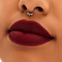 Ruj de buze MAC Locked Kiss Lipstick Poncy imaginea #3 — magazin online Desire.md