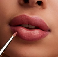 Помада для губ MAC Lustreglass Lipstick Syrup фото №3 — интернет-магазин Desire.md