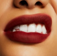 Ruj de buze MAC Powder Kiss Liquid Lipcolor Pretty Pleats imaginea #3 — magazin online Desire.md