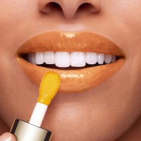 Ulei pentru buze Clarins Comfort Oil 21 Yellow imaginea #3 — magazin online Desire.md