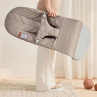 Șezlong pentru bebeluși BabyBjorn Bliss Sand Gray Woven Petal Quilt (006317A) imaginea #3 — magazin online Desire.md
