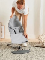 Șezlong pentru bebeluși BabyBjorn Bliss Light Grey Jersey with Toy (606072A) imaginea #3 — magazin online Desire.md