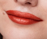 Помада для губ Clinique Pop Longwear Lipstick Flame Pop фото №3 — интернет-магазин Desire.md