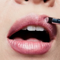 Помада для губ MAC Frost Lipstick Fabby фото №3 — интернет-магазин Desire.md