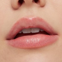 Помада для губ MAC Macximal Sleek Satin Lipstick In the Clear фото №3 — интернет-магазин Desire.md