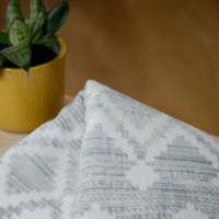 Плед IBENA Jacquard Baumwolldecke Amora mith GOTS Zertifikat 140x200cm Grey/White фото №4 — интернет-магазин Desire.md