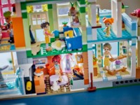 Конструктор Lego Friends: Apartments and shops in Heartlake City (42670) фото №8 — интернет-магазин Desire.md