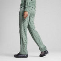 Pantaloni spotivi de dame Puma T7 Road To Unity Aop Straight Track Pants Dk Op Green Moon/Aop, s.L imaginea #3 — magazin online Desire.md