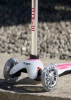 Самокат Micro Mini Deluxe Flux LED Neon Pink (MMD203) фото №4 — интернет-магазин Desire.md