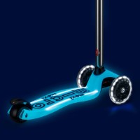 Самокат Micro Maxi Deluxe Glow LED Plus Crystal Blue (MMD377) фото №2 — интернет-магазин Desire.md