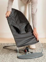 Șezlong pentru bebeluși BabyBjorn Bliss Petal Anthracite (006226A) imaginea #2 — magazin online Desire.md