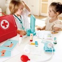 Игровой набор доктора Hape Little Doctors Medical Set (E3228) фото №4 — интернет-магазин Desire.md
