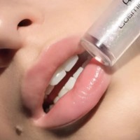 Luciu de buze Artdeco Cosmic Kiss Lip Filler 01 Cosmic Glow imaginea #3 — magazin online Desire.md