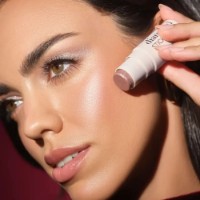 Iluminator Artdeco Diamond Stick 02 Holiday Glam  imaginea #3 — magazin online Desire.md