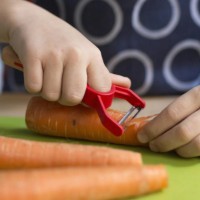 Овощечистка Opinel Peeler Petit Chef (001745) фото №2 — интернет-магазин Desire.md