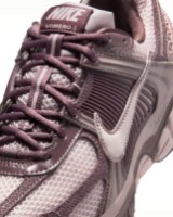 Adidași pentru dame Nike Zoom Vomero 5 Tattoo/Particle Rose/Light Violet Ore/Particle Rose, s.40 imaginea #3 — magazin online Desire.md
