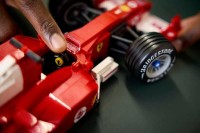 Set de construcție Lego Icons: Ferrari F2004&Michael Schumacher (11375) imaginea #9 — magazin online Desire.md