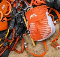 Geantă pentru magneziu Petzl Sakapoche Orange/White (S040AB01) imaginea #2 — magazin online Desire.md