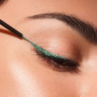 Подводка для глаз Artdeco Long-Wear Metallic Liquid Liner 20 Metallic Green фото №2 — интернет-магазин Desire.md