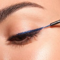 Подводка для глаз Artdeco Long-Wear Metallic Liquid Liner 30 Metallic Royal Blue фото №2 — интернет-магазин Desire.md