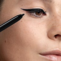 Creion pentru ochi Collistar Twist Design 01 Nero Eclisse Matte  imaginea #2 — magazin online Desire.md