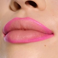 Contur de buze MAC Lipglazer Glossy Liner Candy Yum Yum  imaginea #3 — magazin online Desire.md