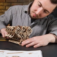 3D-puzzle UGears Engine Model Kit V8 (70264) imaginea #3 — magazin online Desire.md