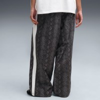 Pantaloni spotivi de dame Puma T7 Relaxed Snake Print Puma Black, s.S imaginea #2 — magazin online Desire.md