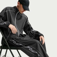 Мужские спортивные штаны Nike Sportswear Graphic Black/Light Smoke Grey/Safety Orange, s.L фото №4 — интернет-магазин Desire.md