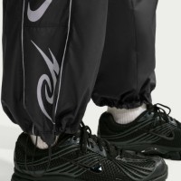 Мужские спортивные штаны Nike Sportswear Graphic Black/Light Smoke Grey/Safety Orange, s.L фото №7 — интернет-магазин Desire.md