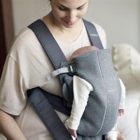Marsupiu pentru copii BabyBjorn Mini Dark Grey (021084E1) imaginea #2 — magazin online Desire.md