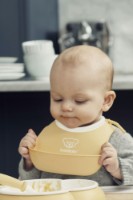 Набор слюнявчиков BabyBjorn Baby Feeding Set Powder Yellow (046766A) фото №3 — интернет-магазин Desire.md