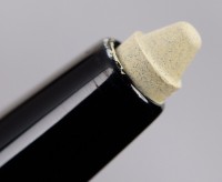 Creion pentru ochi Chanel Stylo Yeux Waterproof 949 Blanc Graphique imaginea #2 — magazin online Desire.md