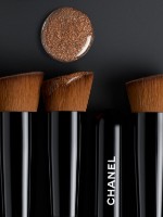 Pensula de machiaj Chanel 2-in-1 Foundation Brush Fluid & Powder N101 imaginea #2 — magazin online Desire.md