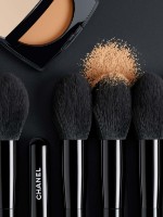Кисть для макияжа Chanel Precision Powder Brush 107 фото №2 — интернет-магазин Desire.md