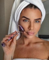 Роликовый массажер для лица Ebag Set Roller and Gua Sha Violet фото №3 — интернет-магазин Desire.md