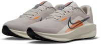 Adidași pentru bărbați Nike Downshifter 13 Light Iron Ore/Total Orange/Sail/Thunder Blue, s.43 imaginea #1 — magazin online Desire.md