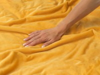 Pătura+perna Dormeo Warm Hug Yellow Set 200x200 imaginea #4 — magazin online Desire.md