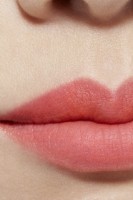 Luciu de buze Chanel Rouge Coco Lip Blush 410 Corail Naturel